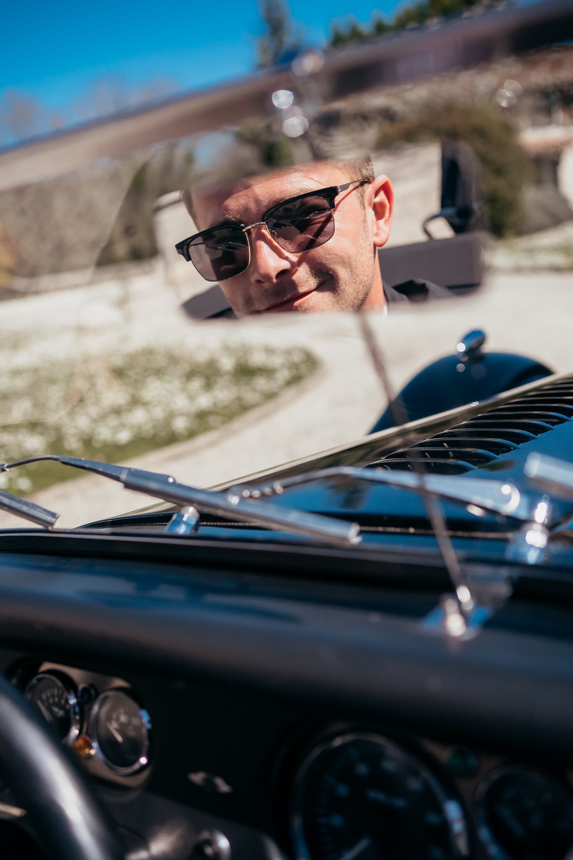 Le marié au volant de la Morgan
