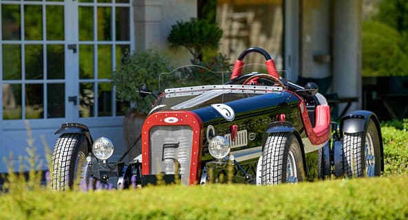 Devinci Adèle noir et rouge dans un jardin
