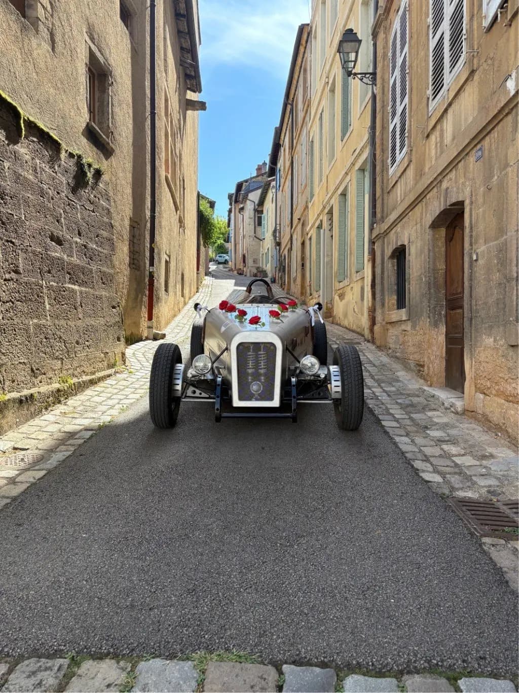 Devinci argentée fleurie dans une ruelle pavée