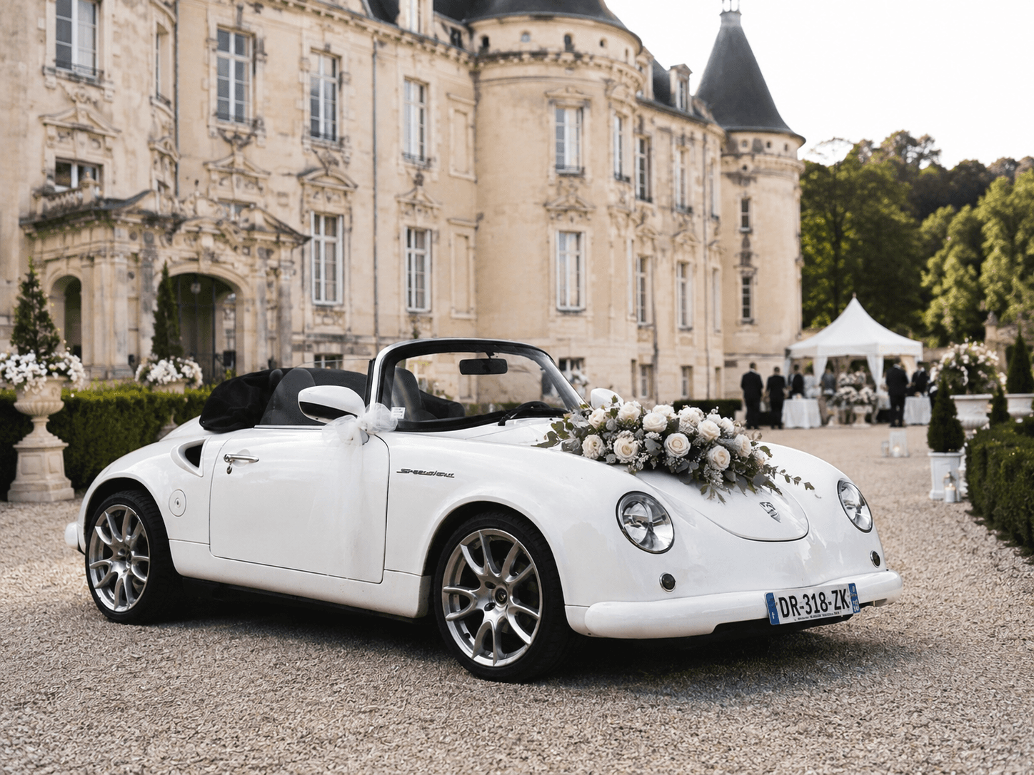 Voiture de mariage devant un château